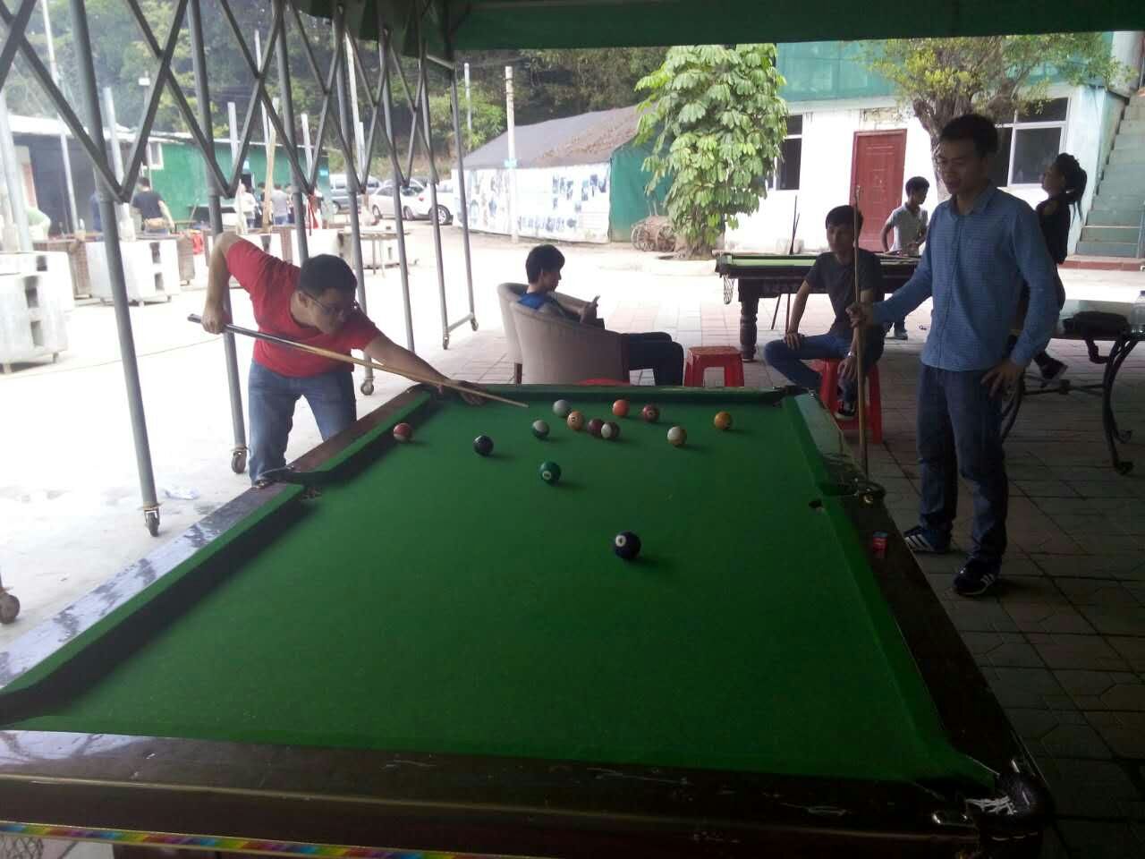 兩位經(jīng)理在打臺(tái)球 兩位經(jīng)理在打臺(tái)球